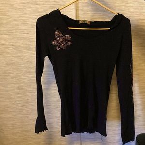 thight long sleeve shirt with pink designs and with a hoodie